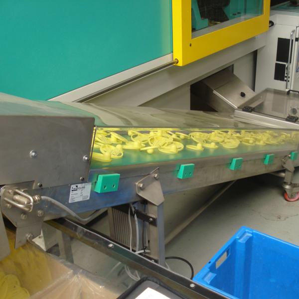 Articulated conveyor for plastic scoops