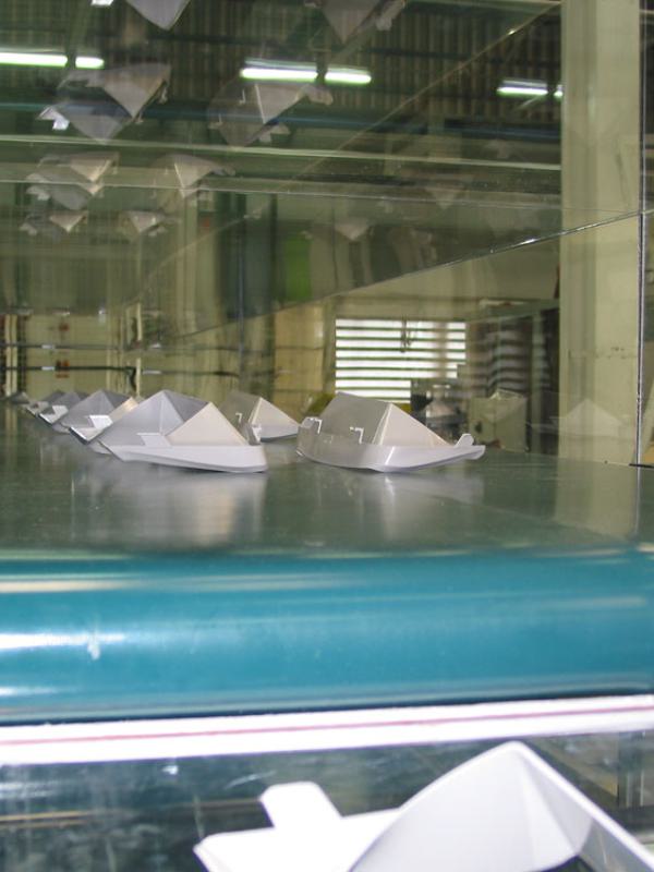 Belt conveyor with plastic products