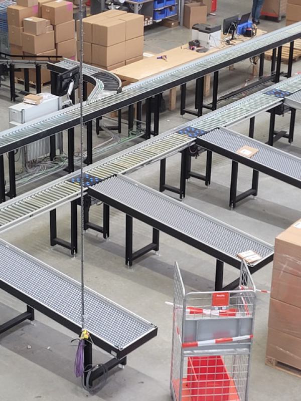 Roller conveyor system with sorting function.