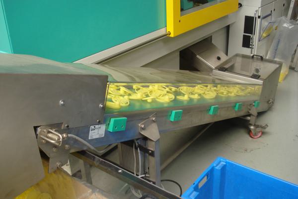 Articulated conveyor for plastic scoops