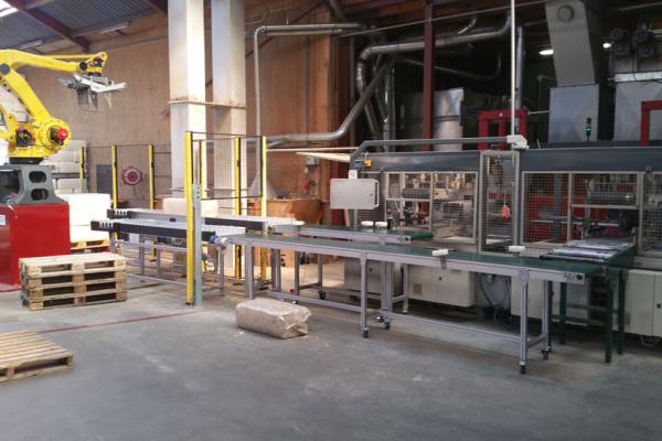 Belt conveyors for transporting packs of sawdust