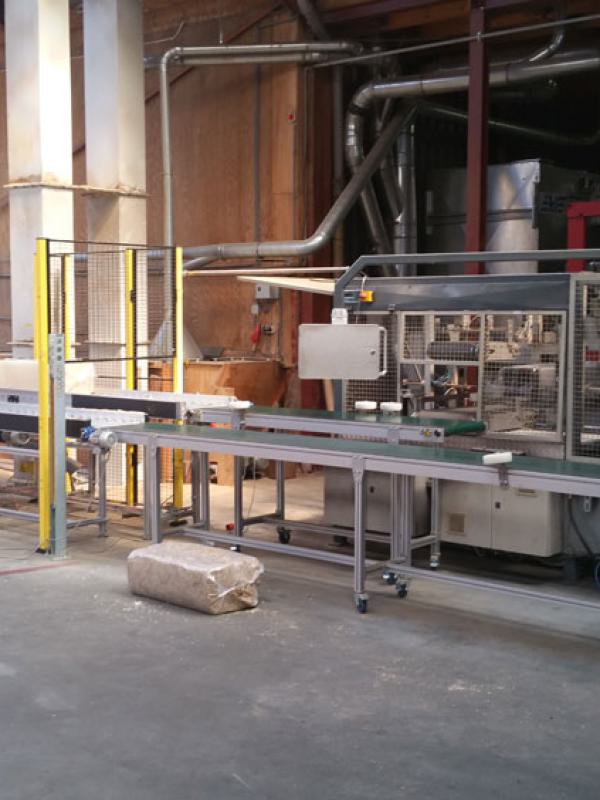 Belt conveyors for transporting packs of sawdust