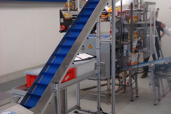 Confectionery elevator conveyor