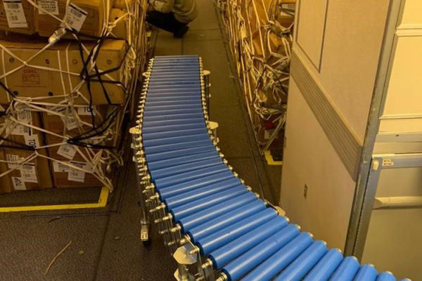 Harmonic roller conveyor in an aircraft