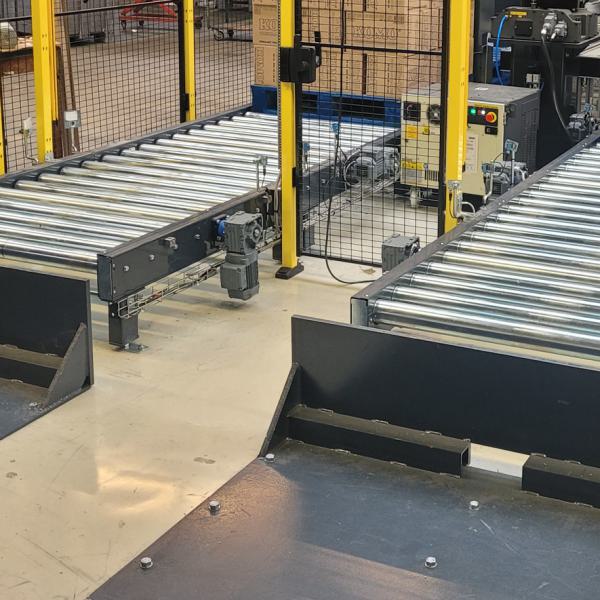 Pallet conveyors at palletizing robot.