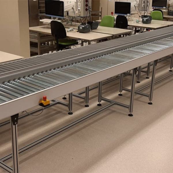 Roller conveyor system in a hospital