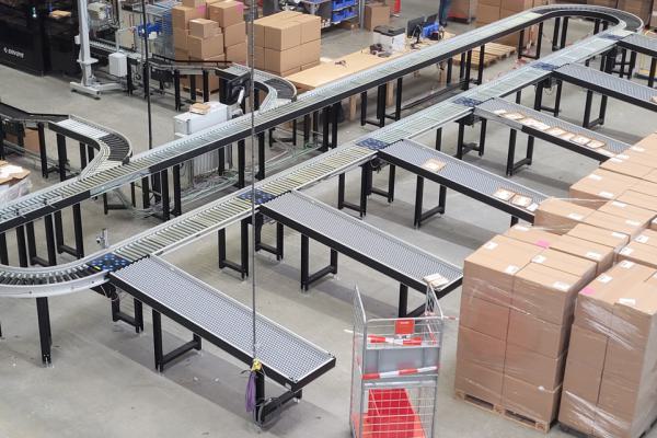 Roller conveyor system with sorting function.